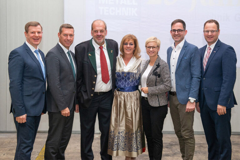 25 Jahre FDM - Mag. Dr. Hermann Pühringer (Direktor WKOÖ), Wolfgang Greil MBA ; Fritz Danner, Barbara Danner, Mag.a Doris Hummer (Präsidentin WKOÖ), Michael Pecherstorfer Spartenobmann, Martin Ettinger (Obmann WKO Gmunden)