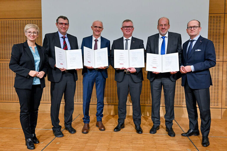 WKOÖ-Präsidentin Doris Hummer und WKOÖ-Direktor Gerald Silberhumer (r.) mit den neuen Kommerzialräten Martin Sonntag, Herbert Wiesbauer, Josef Heißbauer und Friedrich Danner (v. l.).